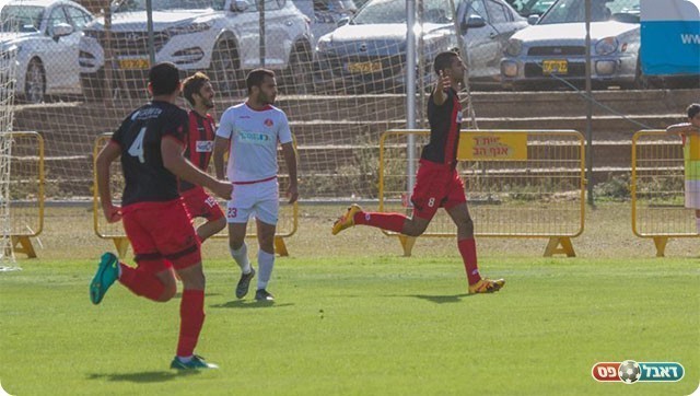 וחוגג (רפי נחמיאס)